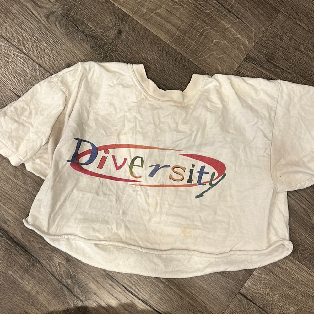 DIVERSITY cropped t shirt